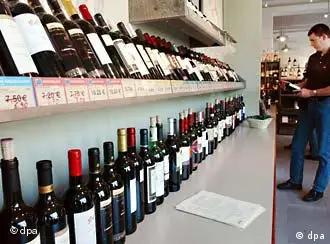 葡萄酒专卖店中的各种品牌、各种口味的葡萄酒
