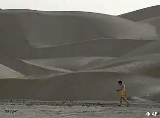 塔克拉玛干沙漠中的一名工人