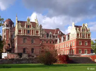 Bad Muskau (Sachsen): Blick auf das im Jahre 1520 erbaute Schloss im Fürst-Pückler-Park