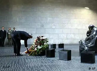 德国外长费舍尔在柏林的战争与暴力殉难者纪念馆俯身献花