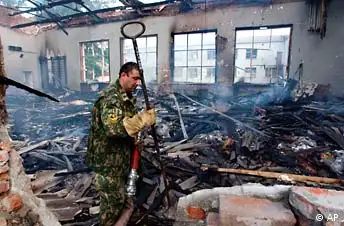 Nordossetien Feuerwehrmann in der ausgebrannten Turnhalle Geiselnahme