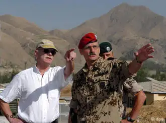 德国国防部长施特鲁克（图左）在阿富汗德国部队驻地