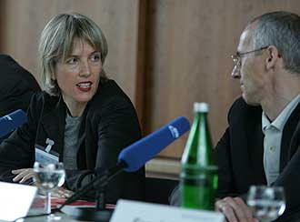 Gerda Meuer, Leiterin der DW-AKADEMIE, moderierte die Runde; hier mit Prof. Bernhard Weßels vom Wissenschaftszentrum Berlin für Sozialforschung