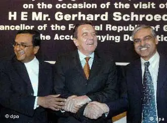 施罗德与德国工业协会联合会主席蒙雅尔（左）和印度工商总会主席莫迪携手为德印经济论坛揭幕