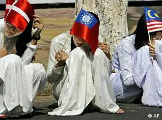 等待欧洲领导人到来，越南女大学生们犹抱国旗半遮面