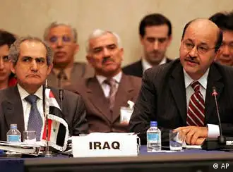 伊拉克临时政府副总理巴哈姆－萨里（图右）与计划部长梅地－埃尔－哈菲斯（图左）在东京会议上