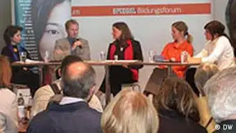 Bildungschancen für alle in Entwicklungsländern: Mireille Dronne, Peter Koppen, Nicola Reyk, Anke Hagedorn und Tania Krämer diskutierten am Sonntag, 10. Oktober 2004 auf der Frankfurter Buchmesse