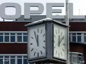Eine Uhr vor dem Opel Werke in Bochum