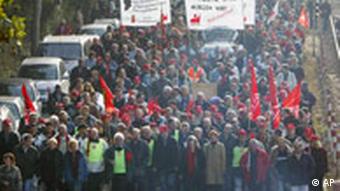 Einige tausend Demonstranten marschieren waehrend einer Demonstration gegen den von General Motors geplanten Stellenabbau von 10.000 Stellen bei Opel Deutschland am Dienstag, 19.Okt.2004, in Bochum.