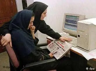 Zwei Redakteurinnen der für Reformen eintretenden iranischen Tageszeitung Neschat in Teheran