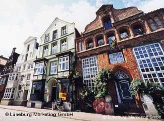 Fachadas de ensueño en Lüneburg, torcidas por la sal.