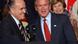 Rudy Giuliani und George W. Bush schütteln sich die Hände, im Hintergrund Laura Bush (Quelle: AP) Rudy Giuliani und George W. Bush schütteln sich die Hände, im Hintergrund Laura Bush (Quelle: AP)