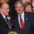 Rudy Giuliani und George W. Bush schütteln sich die Hände, im Hintergrund Laura Bush (Quelle: AP)