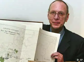 档案出版社总经理维勒博士展示“ 戈林地图册”