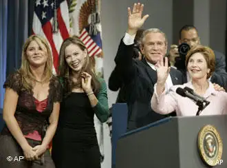 布什携妻女一起欢庆胜利