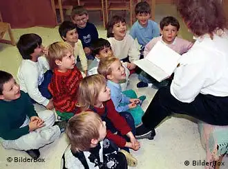 德国儿童在幼儿园听保育员读童话。在德国，三岁以下的托儿所位置难求