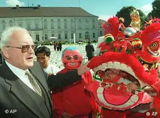 1996年，当年德国总统同越南侨民在总统府花园