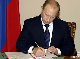 普京签字，意味着该协议将于90天后在全球范围内生效