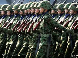 日本自卫队的女兵在操练