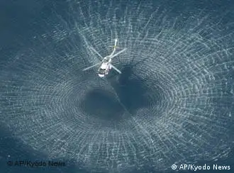 日本海上自卫队直升机在事发海域放下声纳浮标