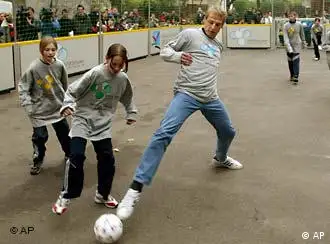 克林斯曼参加促进街头足球的公益活动