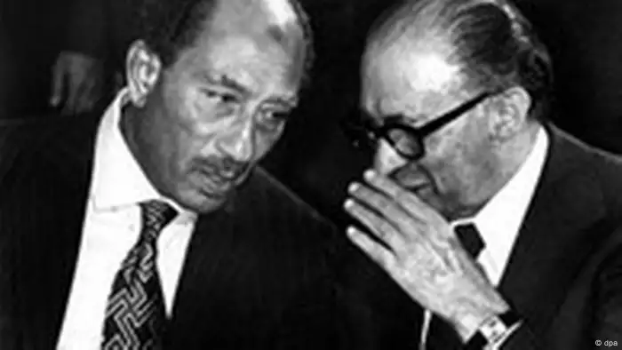 Anwar El Sadat trifft sich mit Menachim Begin (r) in Israel (dpa)