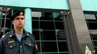 Polizist vor Jukos Zentrale in Moskau
