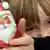 Djevojčica sa Djeda Mrazom u ruci