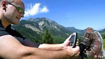 Ein Wanderer mit GPS in den Alpen