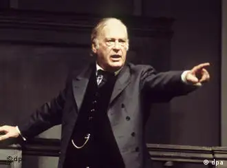 Curd Jürgens als Clarence Darrow in einer Szene von Rintels Im Zweifel für den Angeklagten im Dezember 1975 in der Komödie in Berlin.