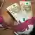 Eine Prostituierte hat zwei 50-Euro-Scheine in ihrem BH stecken