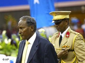 Übergangspräsident Abdullahi Yusuf Ahmed (l.) im kenianischen Nairobi