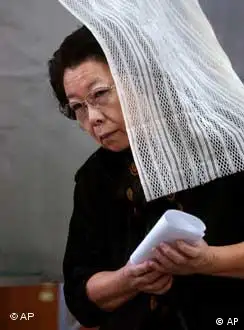 一位女士走出投票站时的表情