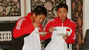 Junge chinesische Fußballer in Bad Kissingen.