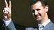 Bashar Al-Assad macht vom Balkon seines Palastes in Damaskus das Siegeszeichen (Foto: AP) Bashar Al-Assad macht vom Balkon seines Palastes in Damaskus das Siegeszeichen (Foto: AP)