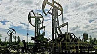 Mehrere Öl-Bohrtürme von Yukos (Foto: AP)