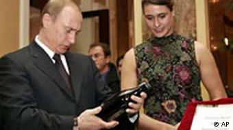 Wladimir Putin und Weinkönigin in Hamburg