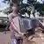 Tsunami în Sri Lanka. Un băiat salvându-şi cel mai preţios obiect: televizorul (de minţit poporul?)