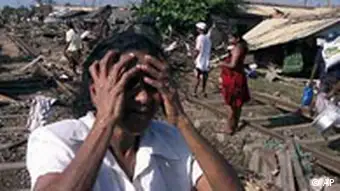 Weinende Frau in Sri Lanka, Seebeben mit Flutwellen suchen Asien heim