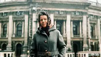Paula Wessely vor dem Wiener Burgtheater, dem sie jahrelang angehörte (1977)
