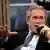 جرج بوش رئيس جمهور آمريكا در حين گفتگوى تلفنى با محمود عباس رهبر تشكيلات مستقل فلسطينى ها
