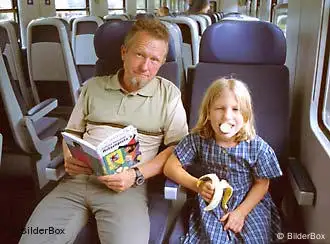 Vater und Tochter fahren Bahn