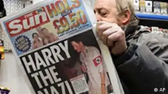 Prinz Harry mit Nazi-Kostüm auf dem Sun-Titel