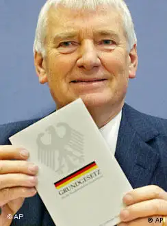 手持德国宪法的德国内政部长席利。德国宪法保障公民人权，但事实上，德国仍存在人权受侵犯现象。