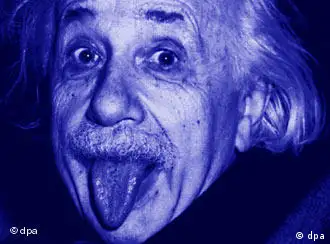 爱因斯坦一生为科学事业做出了巨大贡献，但却是个不修边幅的人。头发几乎不剪，连他的学生们都说：“原上帝能剪掉他的头发。”