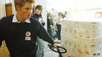 Prinz Harry mit Hilfsgütern für Flutopfer auf den Malediven