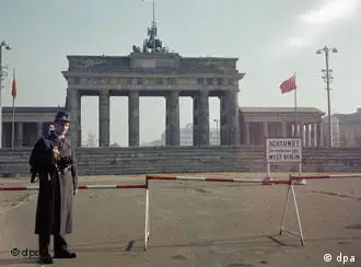 Ein Grenzposten steht vor der Absperrung am Brandenburger Tor