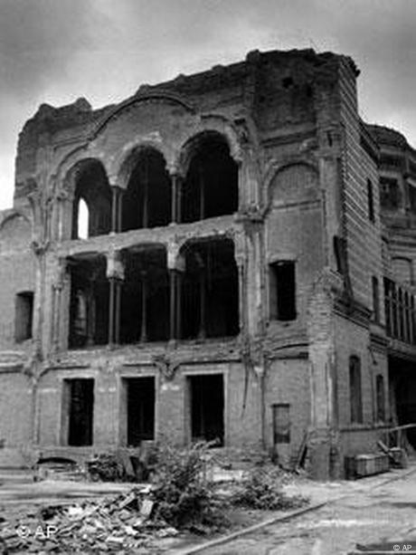 Berlin's Neue Synagoge in ruins in a 1961 photo