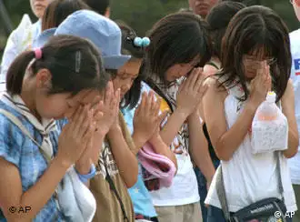 日本女孩们在默哀