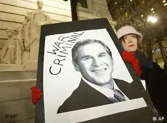 一名美国公民1月20日在联邦宪法法院外抗议布什连任总统